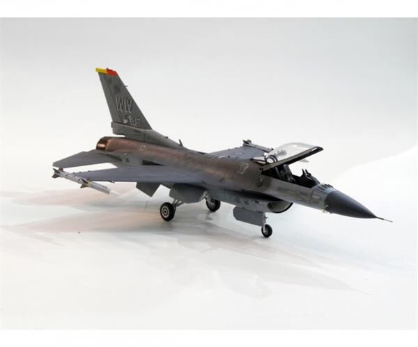 TAMIYA 1:72 US F-16CJ Fighting Falcon / 300060786