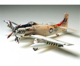 TAMIYA 1:48 USN Douglas A1-H Skyraider / 300061058