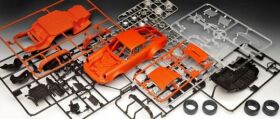Revell Modellbausatz mit Basiszubehör Geschenkset Jägermeister Motorsport 50th Anniversa / 05669