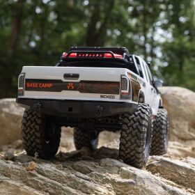 AXIAL 1/10 SCX10 III Base Camp 4X4 Rock Crawler Brushed RTR White / AXI-1375T1