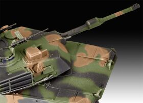 Revell Modellbausatz mit Basiszubehör Model Set M1A1...