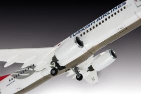 Revell Modellbausatz mit Basiszubehör Model Set Boeing 737-800 "Turkish Airlines" / 63772