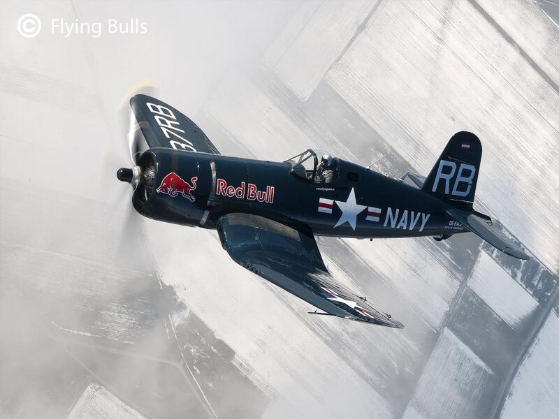 Revell Modellbausatz mit Basiszubehör Geschenkset Flying Bulls Vought F4U-4 Corsair / 05641