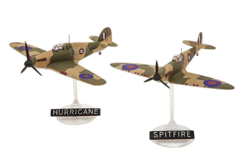 Revell Modellbausatz mit Basiszubehör Starter Kit Spitfire Mk.Ia & Hurricane Mk.I / 73771