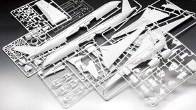 Revell Geschenkset A350-900 - Lufthansa 100years Modellbausatz mit Basiszubehör / 5612
