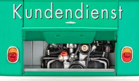 Revell Geschenkset "150 years of Vaillant" VW T1 Bus 1:24 Modellbausatz mit Basiszubehör / 5648
