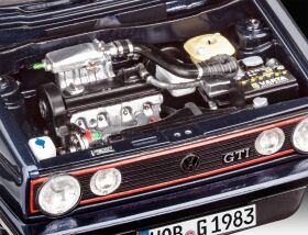 Revell Geschenkset 35 Years Volkswagen Golf GTI Pirelli 1:24 Modellbausatz mit Basiszubehör / 5694