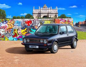 Revell Geschenkset 35 Years Volkswagen Golf GTI Pirelli 1:24 Modellbausatz mit Basiszubehör / 5694
