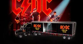 Revell AC/DC Tour Truck & Trailer „Power Up“ Modellbausatz / 7731