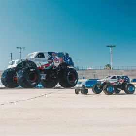 ARRMA Freedom Flyer 223S 2WD 1:10 Brushless Monster Truck RTR, weiß, inkl. Akku & Ladegerät / ARA3530SFFT1